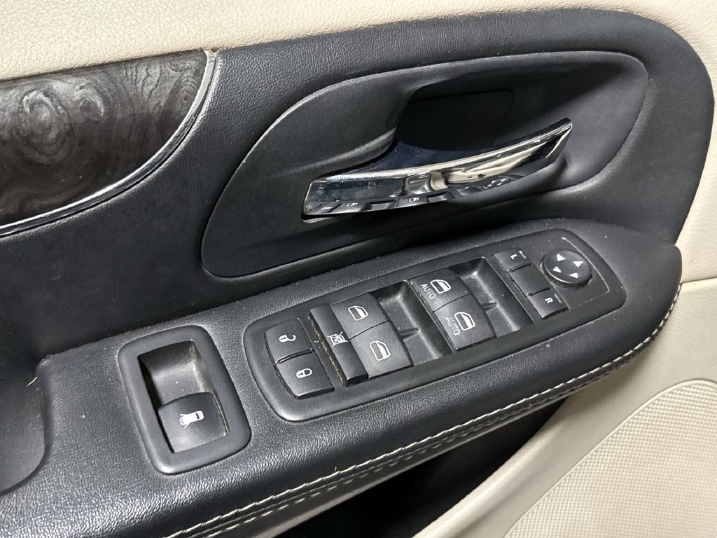 2014 Chrysler Town & Country Touring-L