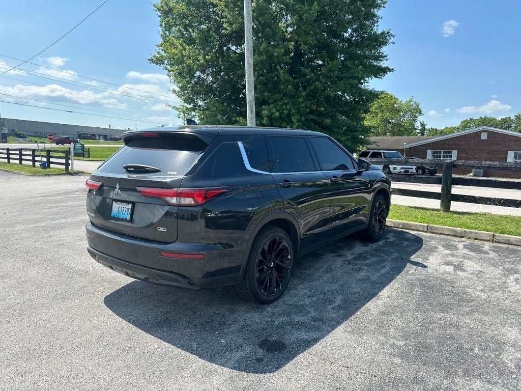 2023 Mitsubishi Outlander Base