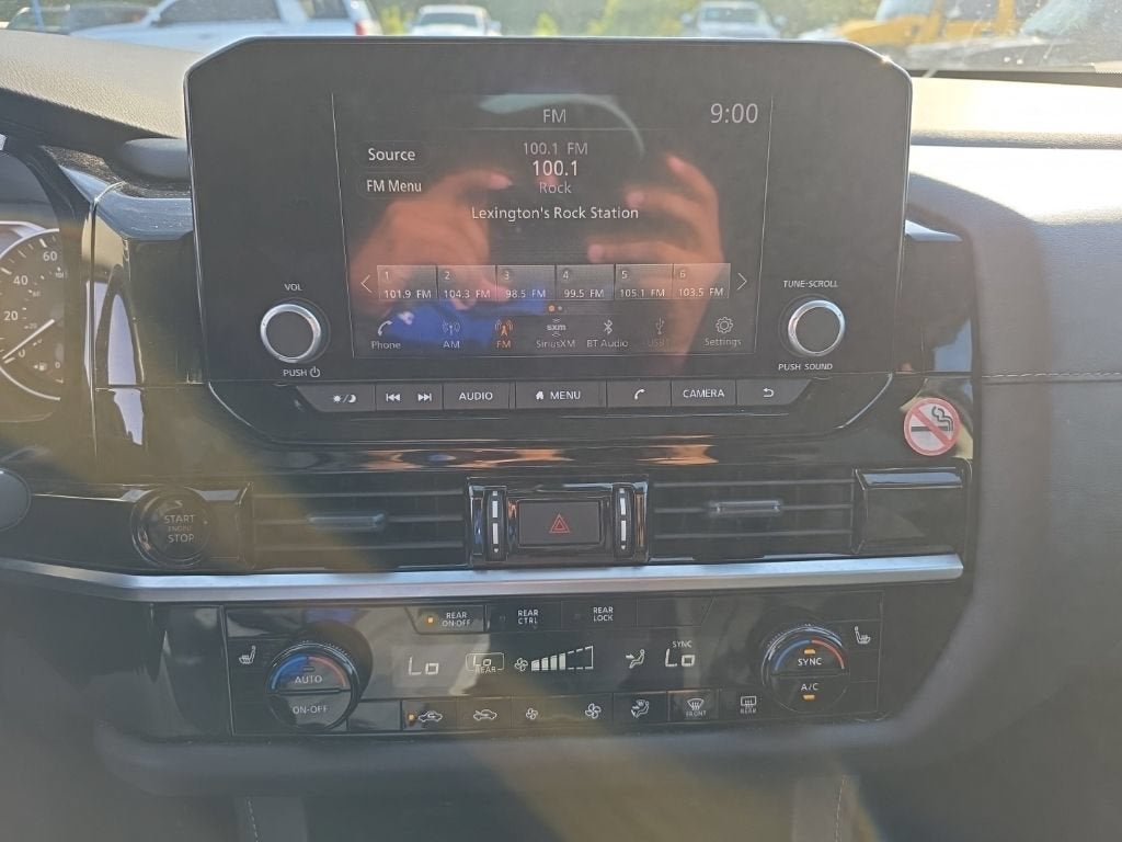 2025 Nissan Pathfinder SV