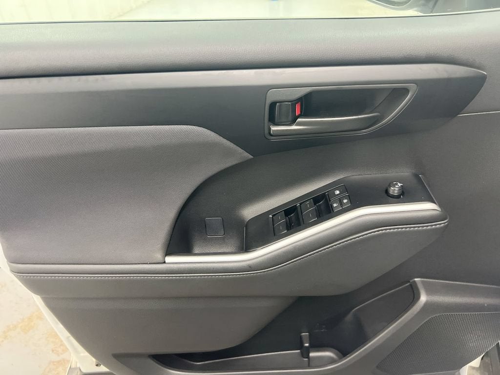 2025 Toyota Highlander LE