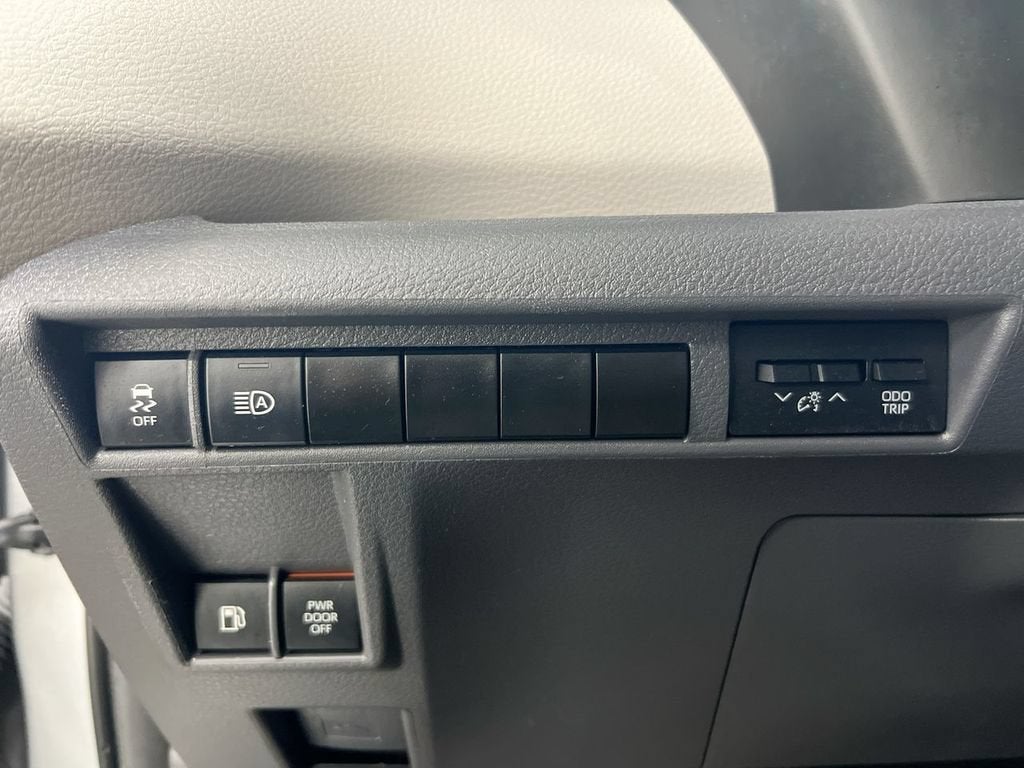 2023 Toyota Sienna LE