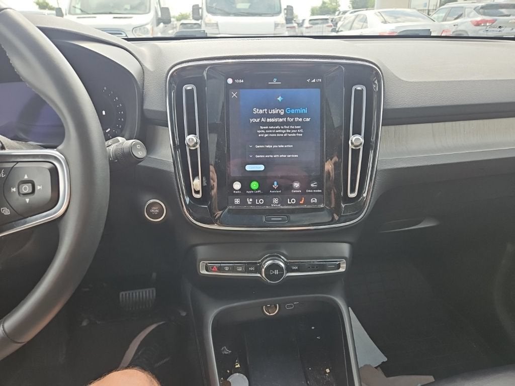 2023 Volvo XC40 Plus Bright Theme